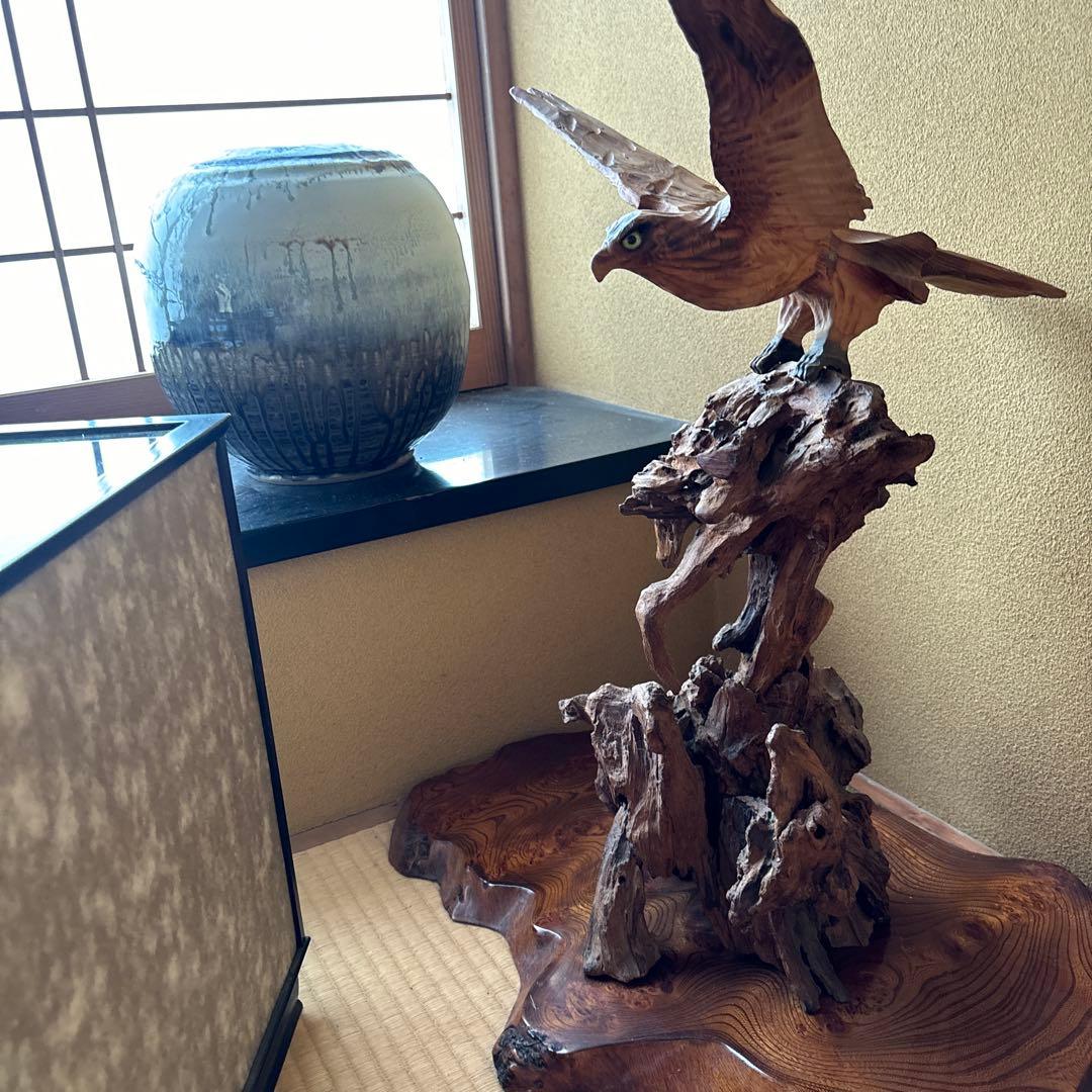 木彫り　鷹　台座付き