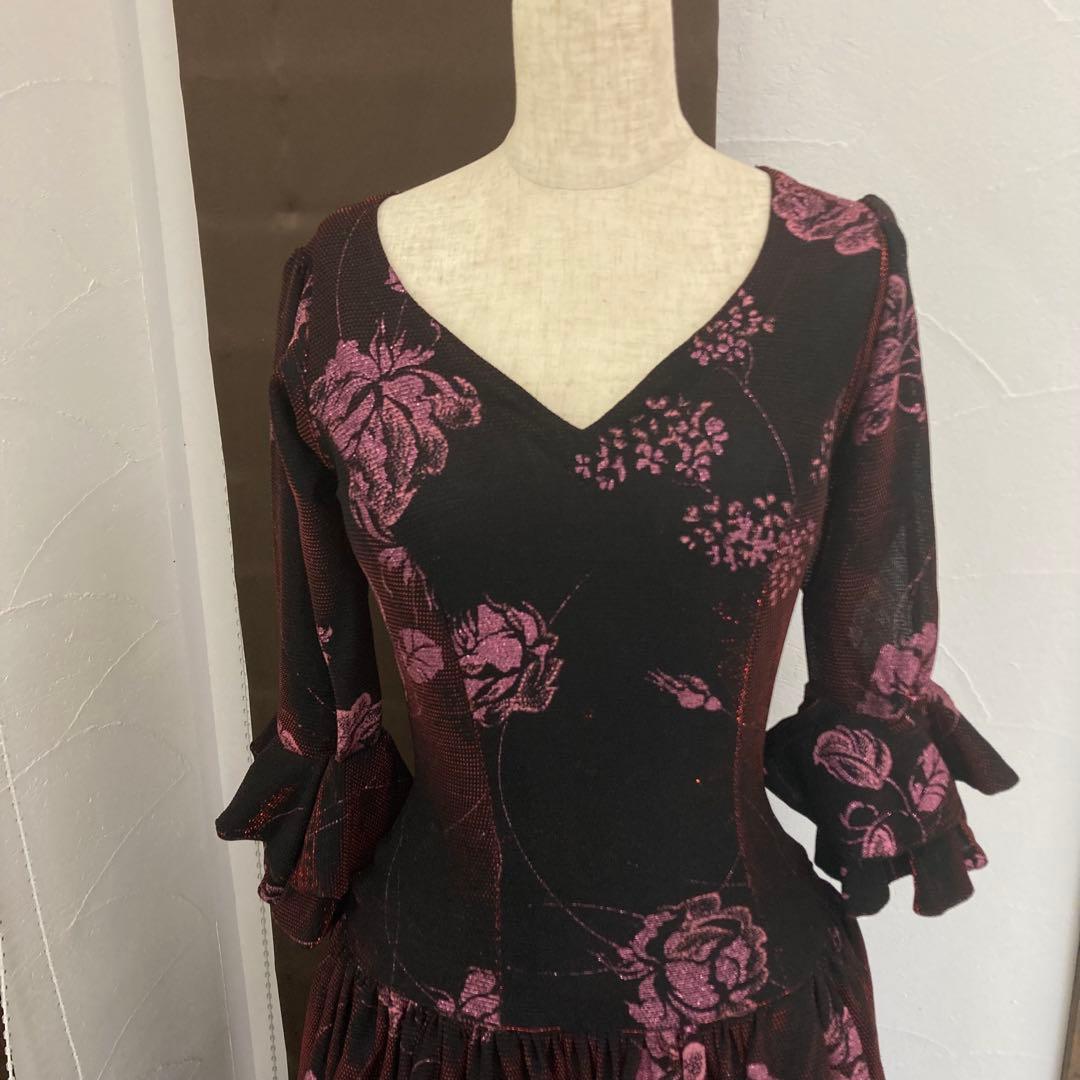 良品 フラメンコ ワンピース 伸びる生地 花柄 ピンクラメ ゴージャスフリル 黒