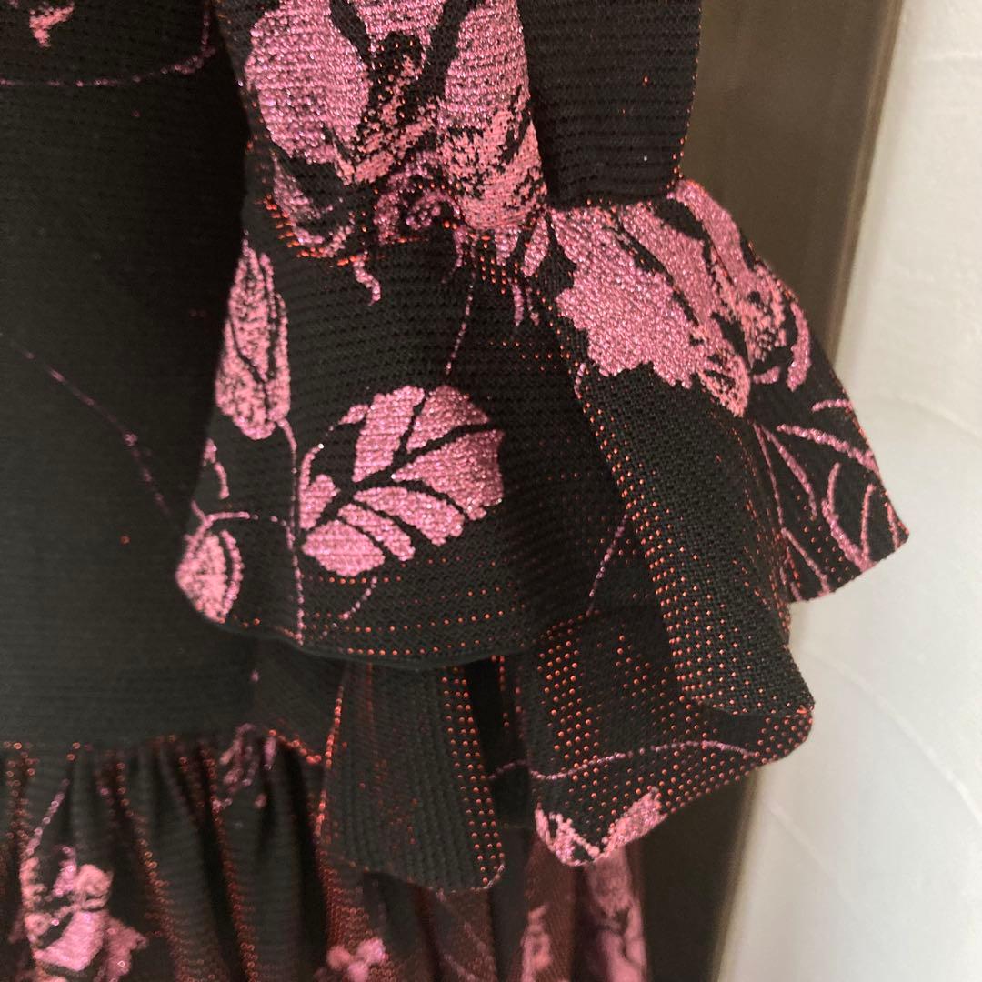 良品 フラメンコ ワンピース 伸びる生地 花柄 ピンクラメ ゴージャスフリル 黒