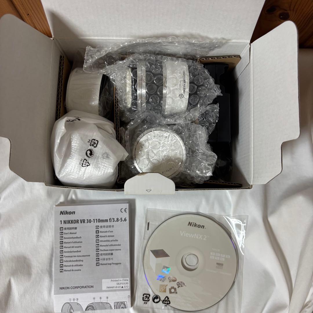 Nikon1 J4 ダブルズームキット　ホワイト 単焦点レンズ付き