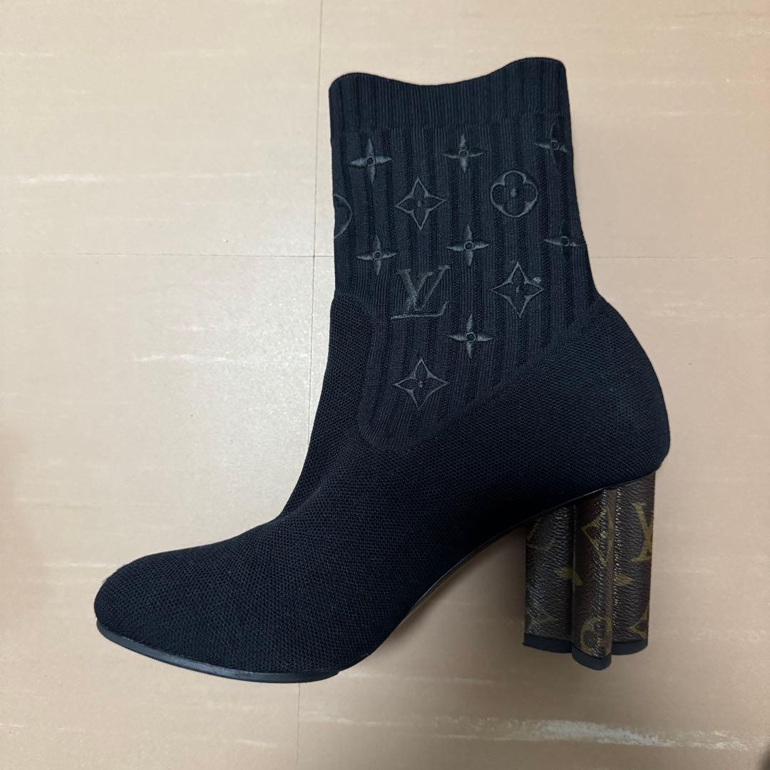 【美品】LOUIS VUITTON ブラック シルエットラインアンクルブーツ