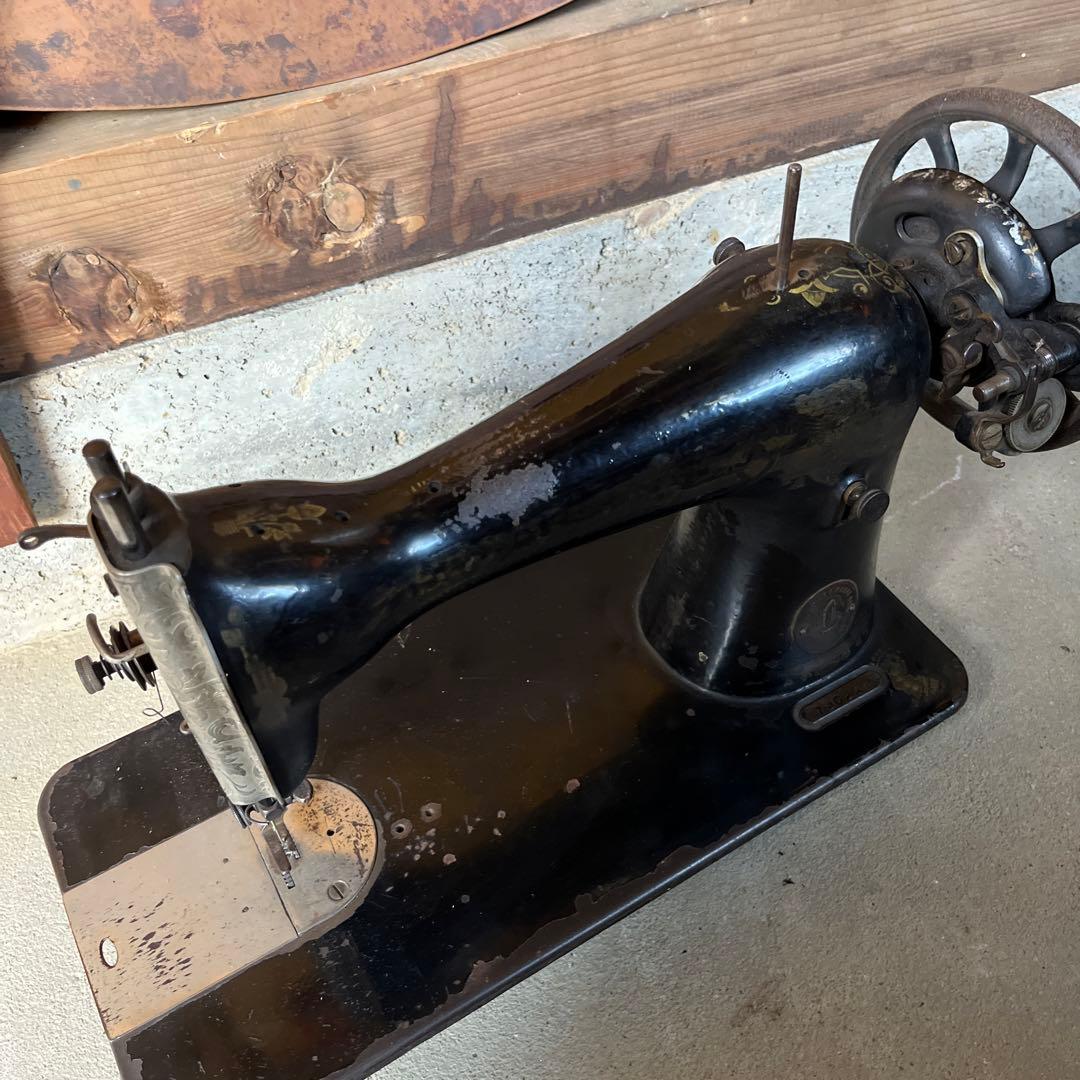 希少なアンティークミシン