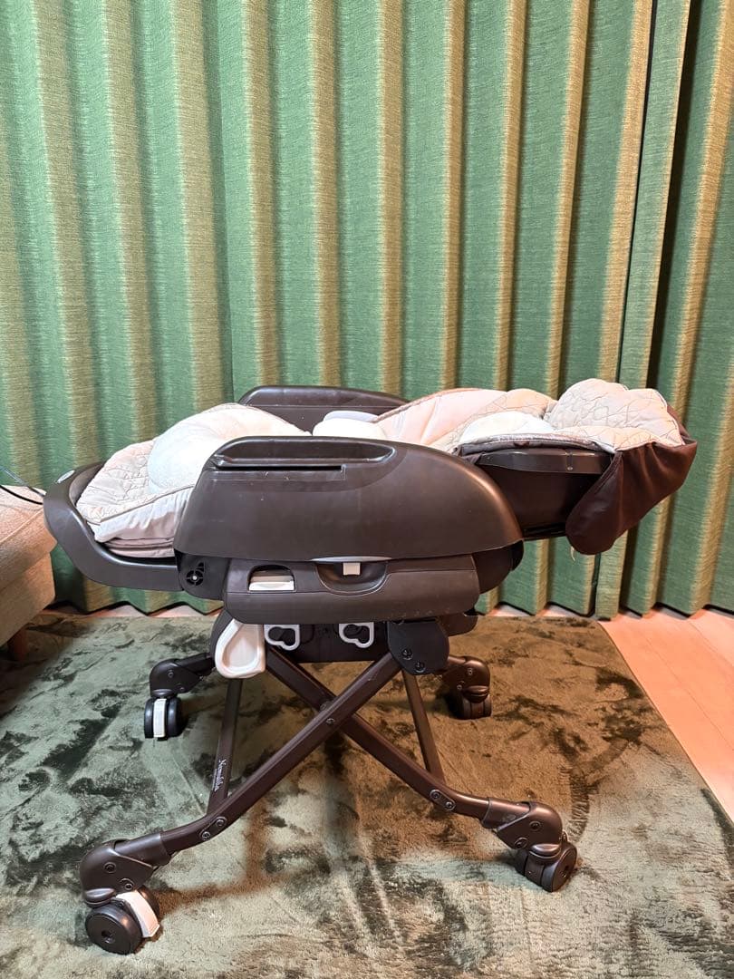 Combi コンビ CWL ネムリラ　AT オートスウィング　電動チェア