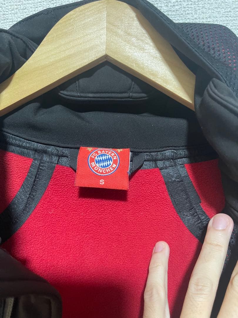 バイエルンミュンヘン　ソフトシェルジャケット　日本Lサイズ　フード着脱可