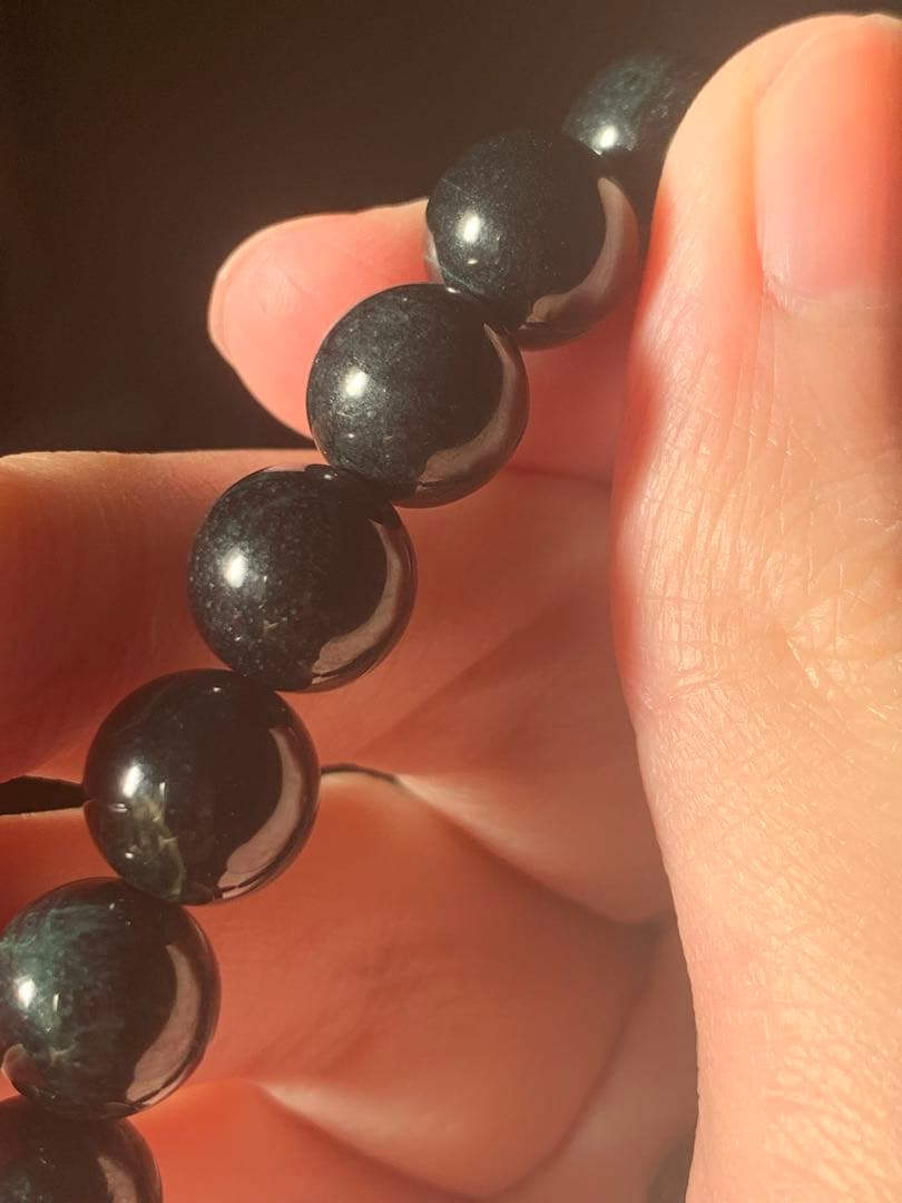 極上の糸魚川黒翡翠ブレスレット　上質黒ひすい　ヒスイ　翡翠　ヒーリング　根付