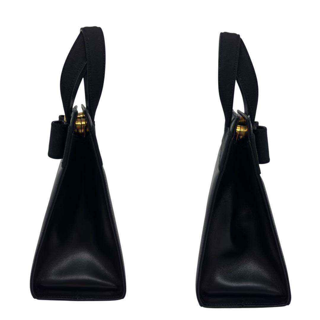 サルヴァトーレフェラガモ レザー Wホック ヴァラリボン ハンドバッグ