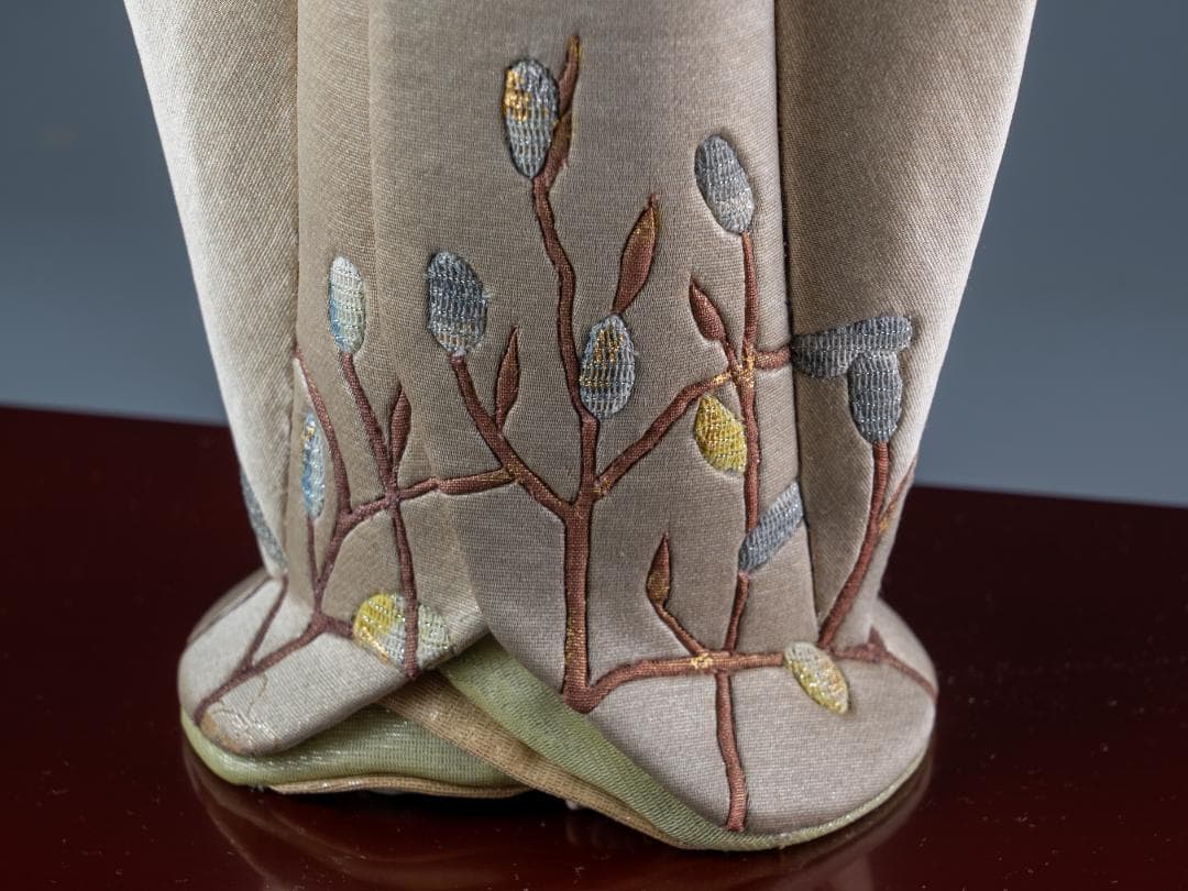 日本工芸会正会員 雨宮弘子作 嵌込人形『春野(佐保姫)』台共箱付 図録掲載品