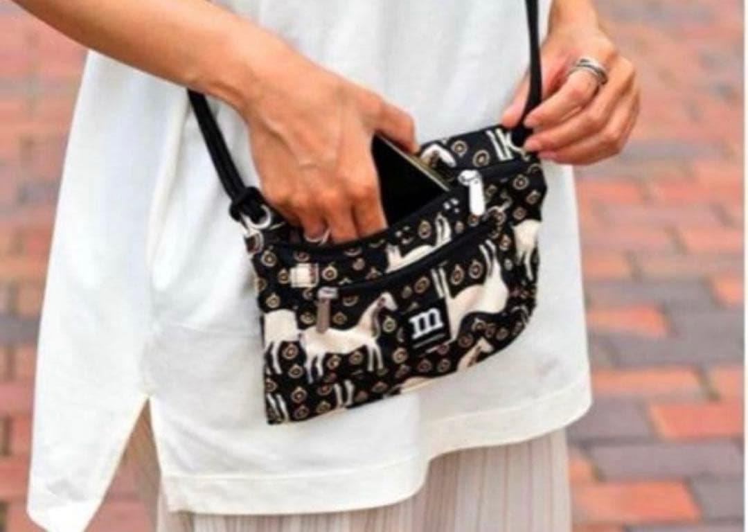 ◆新品未使用◆マリメッコ　marimekko トラベルポーチ　サコッシュ　馬