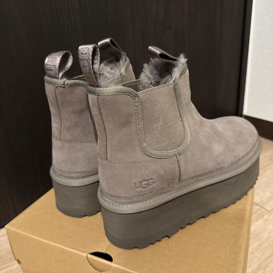 UGG グレー ニューメルプラットチェルシーブーツ