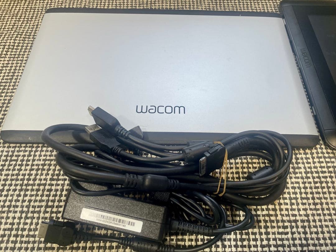 Wacom Cintiq 13HD DTK-1301/K0 ワコム　液タブ