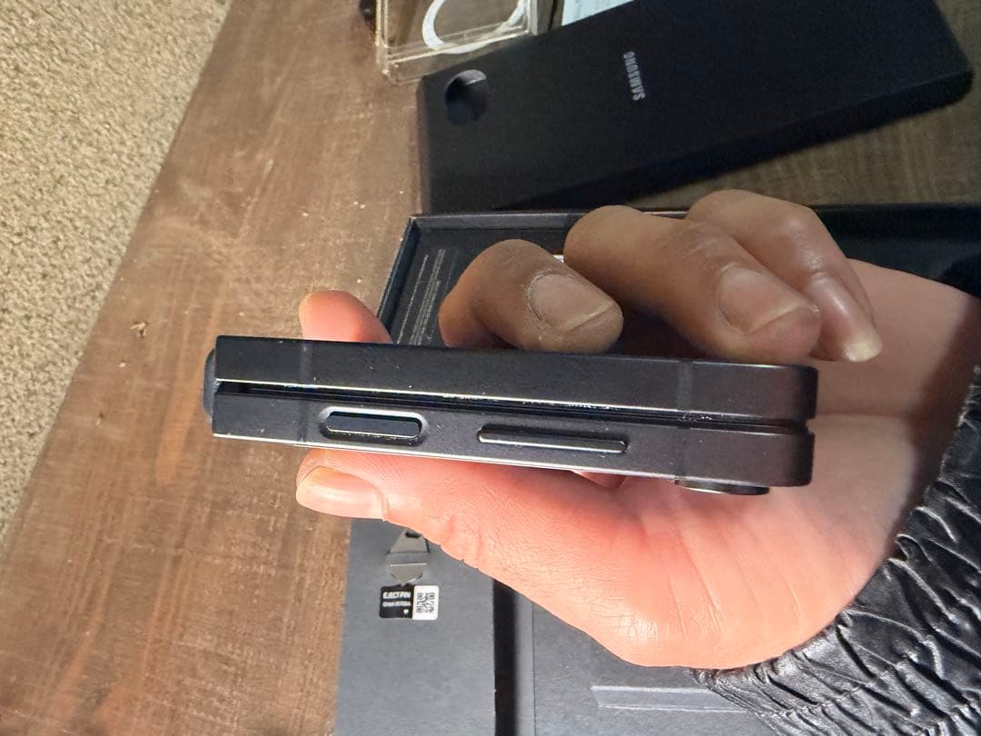 Samsung Galaxy Z Flip6 256GB スペシャルカーボン