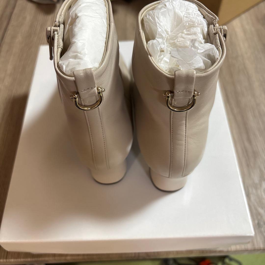 ベージュ　レザー　ジッパー付　ショートブーツ　M