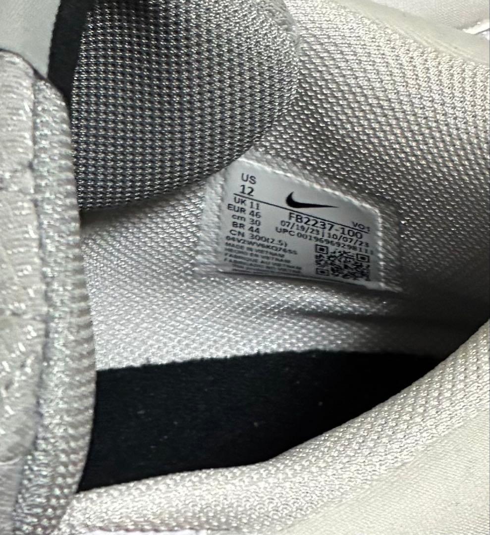 【新品タグ箱付】ナイキ レブロン ウィットネス8ライトスモークグレー