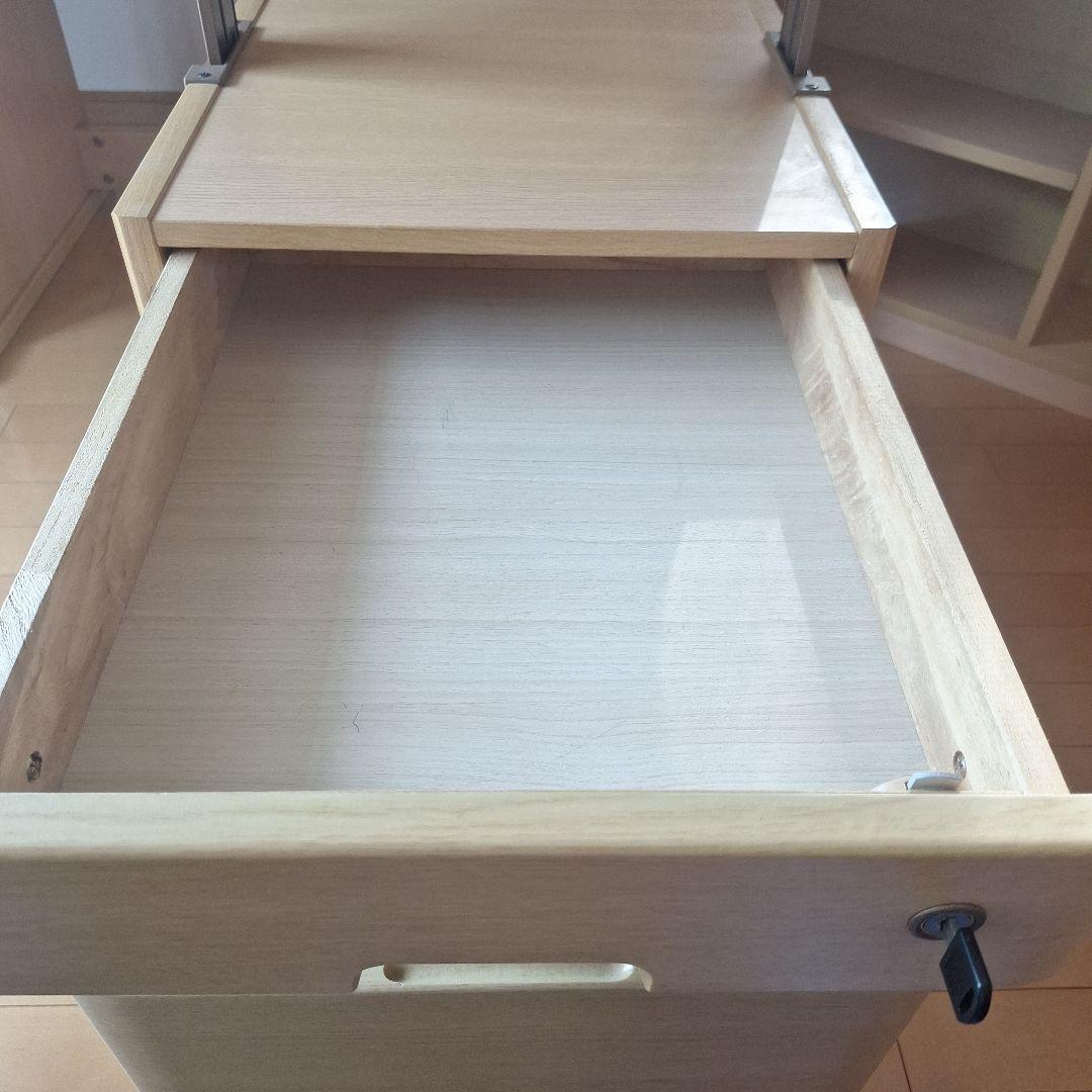 ナチュラルデザインの学習机 　　　　椅子なし