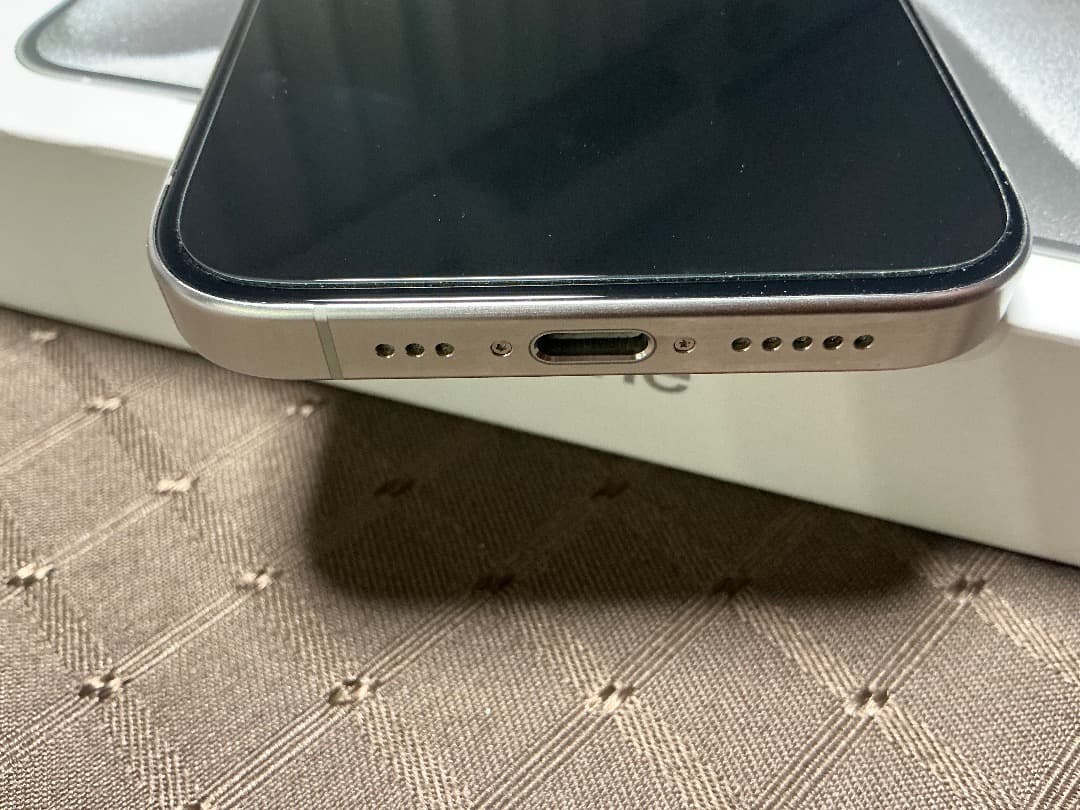 romiu！iPhone 15 Pro ホワイトチタニウム