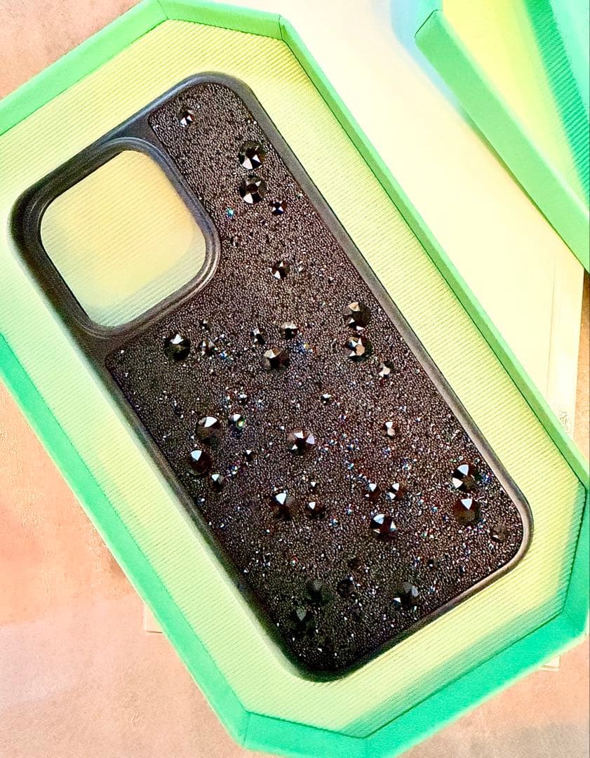 【エルキチ】SWAROVSKI iPhone16Proブラックストーン