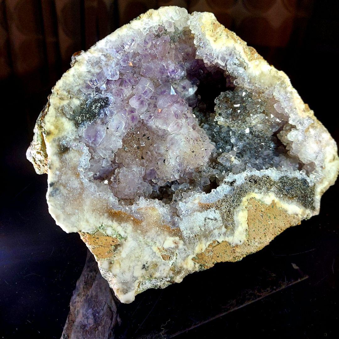 大きい！ 中に結晶モコモコ♪ 約2キロ ジオードドーム 原石 1面磨き 302