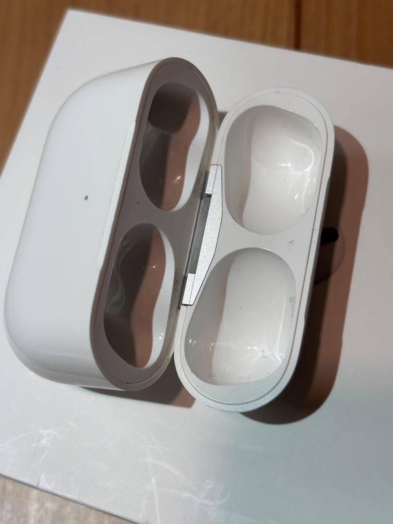AirPods Pro 本体と充電ケース