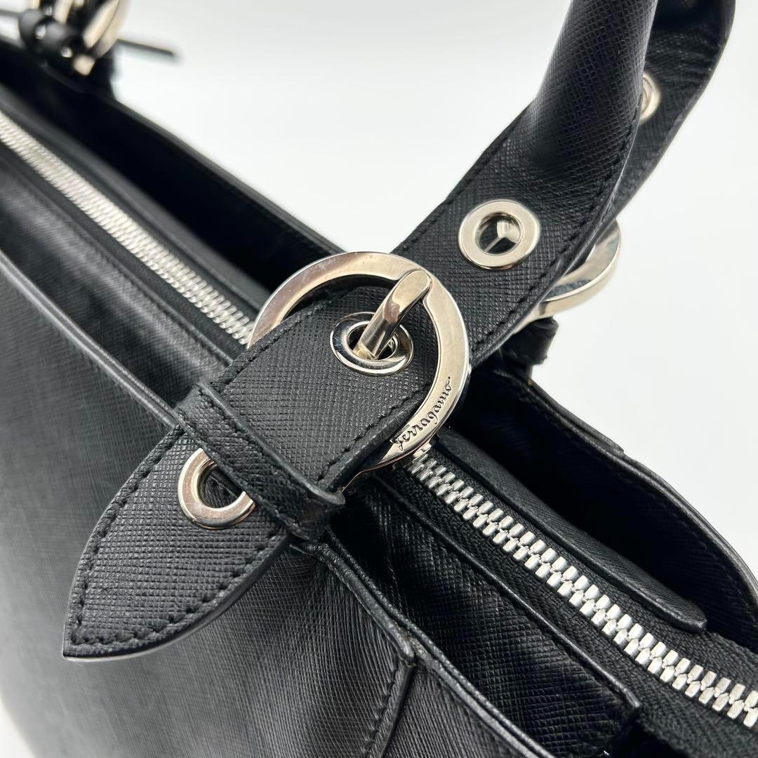 美品✨ フェラガモ ハンドバッグ サフィアーノレザー ブラック 裏地総柄 ロゴ