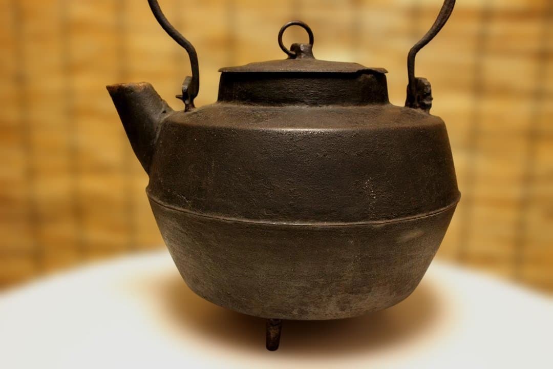 古鉄瓶　　銅環三足鉄砲口大鉄瓶　希少品　　水漏れなし