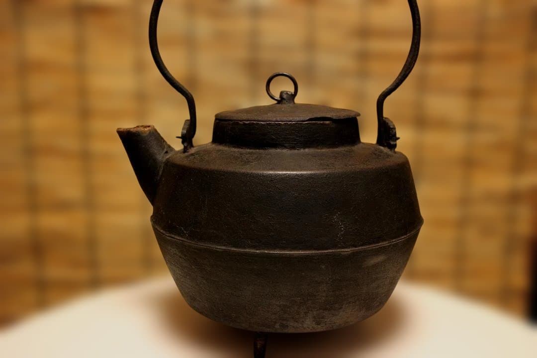 古鉄瓶　　銅環三足鉄砲口大鉄瓶　希少品　　水漏れなし