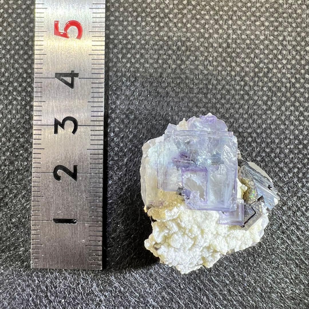 ヤオガンシャン産　パイライト共生　パープルゾーニングフローライト