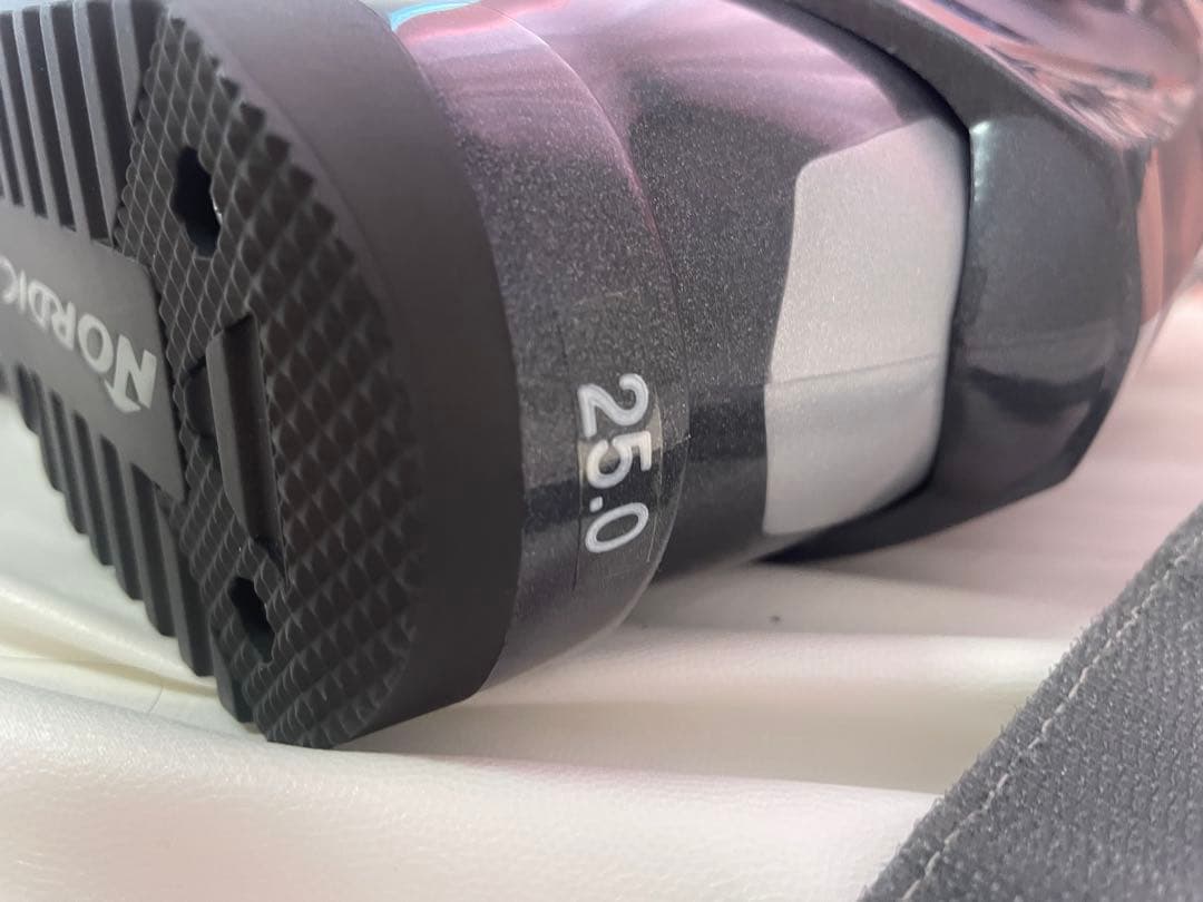 新品Nordica スキー用ブーツ 男女OKグレー/シルバー　タグ付き