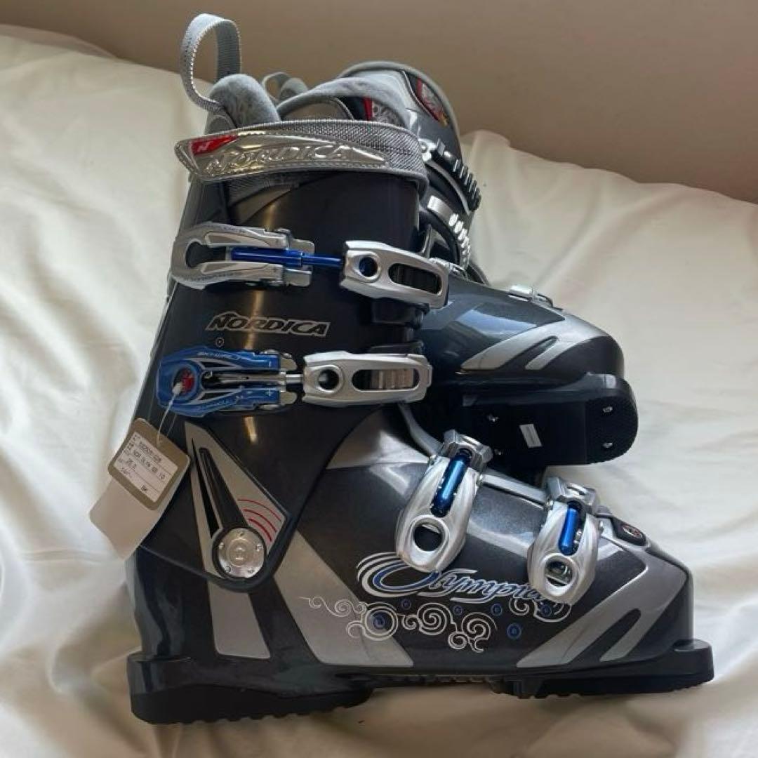 新品Nordica スキー用ブーツ 男女OKグレー/シルバー　タグ付き
