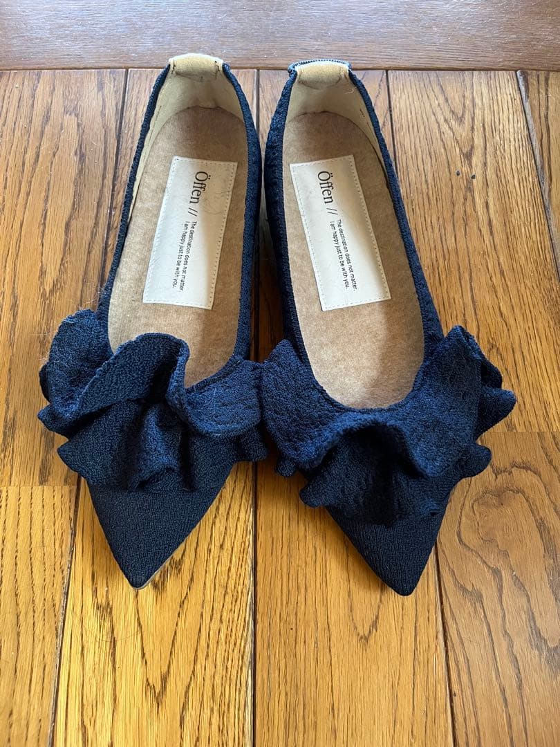 Offen フリル付きネイビー フラットシューズ