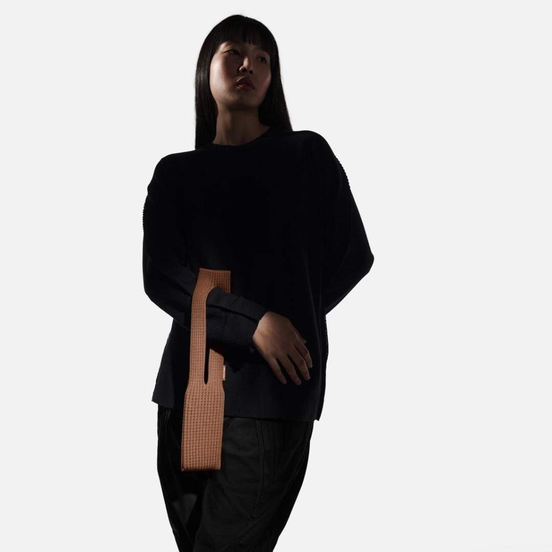 iPhone Pocket by ISSEY MIYAKE ショート シナモン