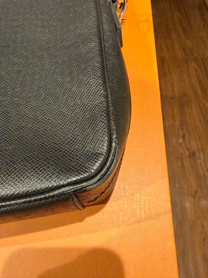 mobルイヴィトン タイガ　ポルト ドキュマン・ヴォワヤージュ　ブラック