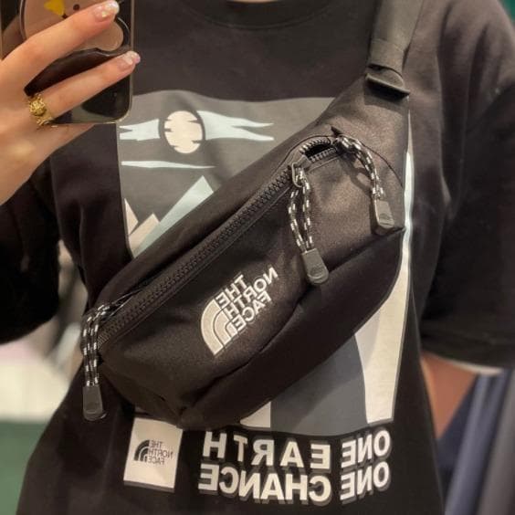 完売！ノースフェイス　MESSENGER　ボディバッグ　ショルダーバッグ　黒