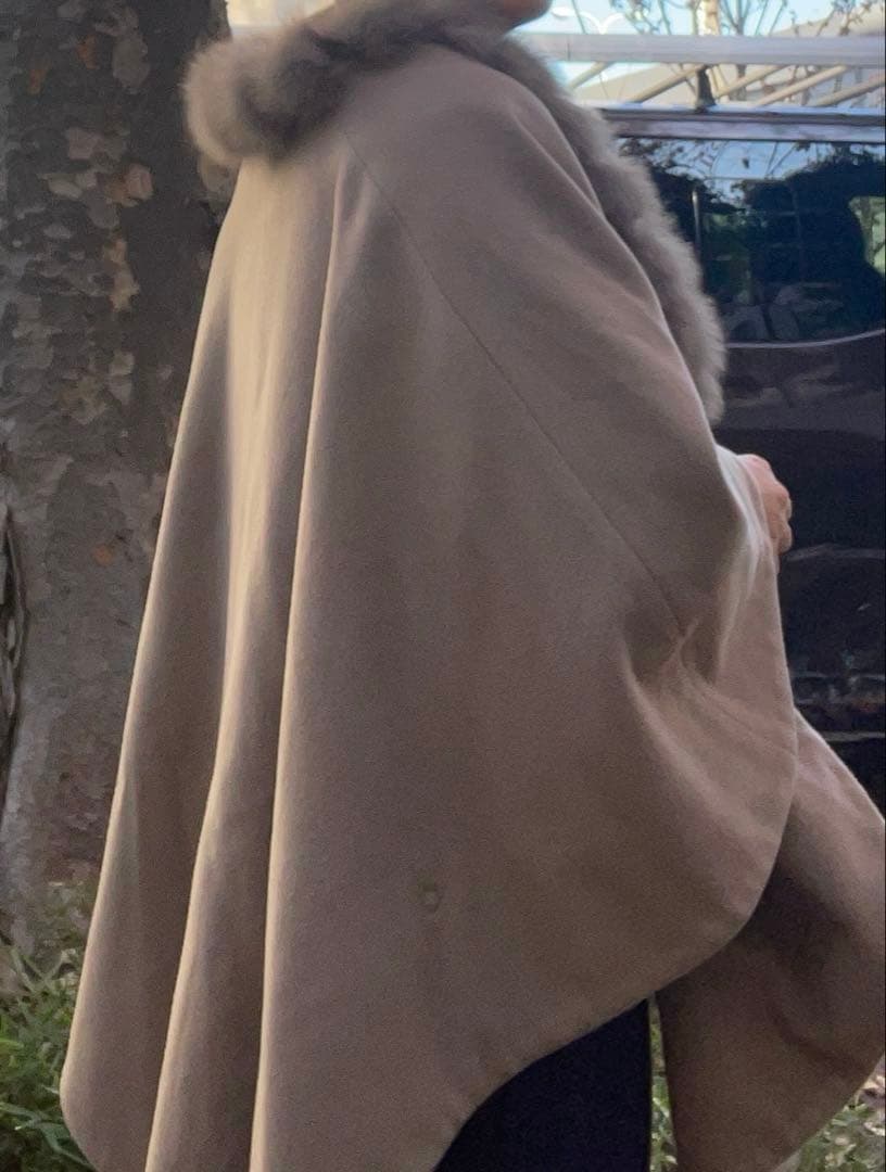 定価7万円⭐︎バーニーズ　ファー付きグレーベージュポンチョ