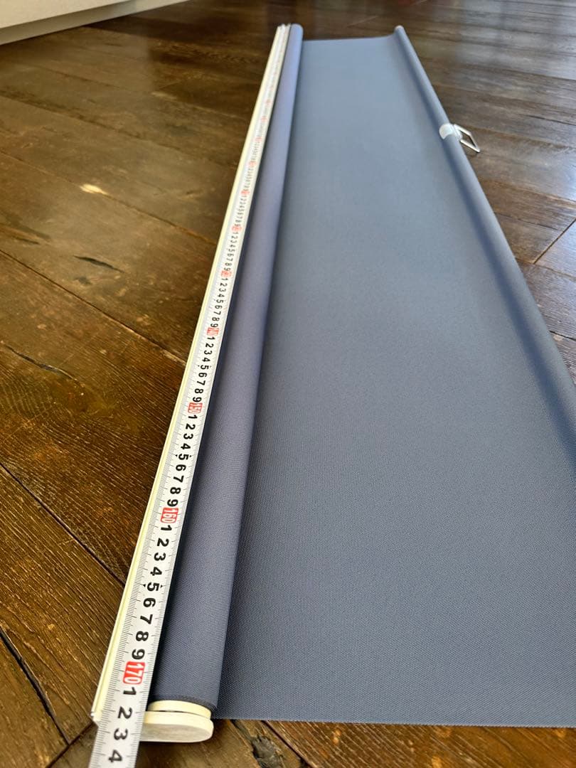 ダークブルー 手動ロールスクリーン 壁面取り付け