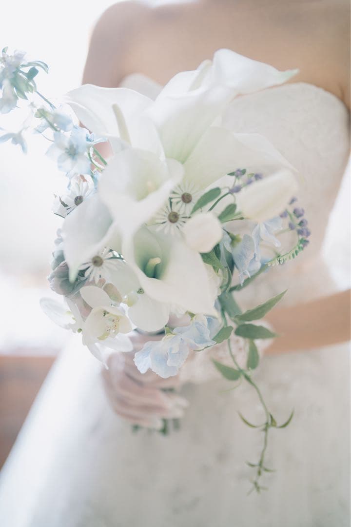 ウエディング アームブーケ ホワイト ブルー ブートニア付き