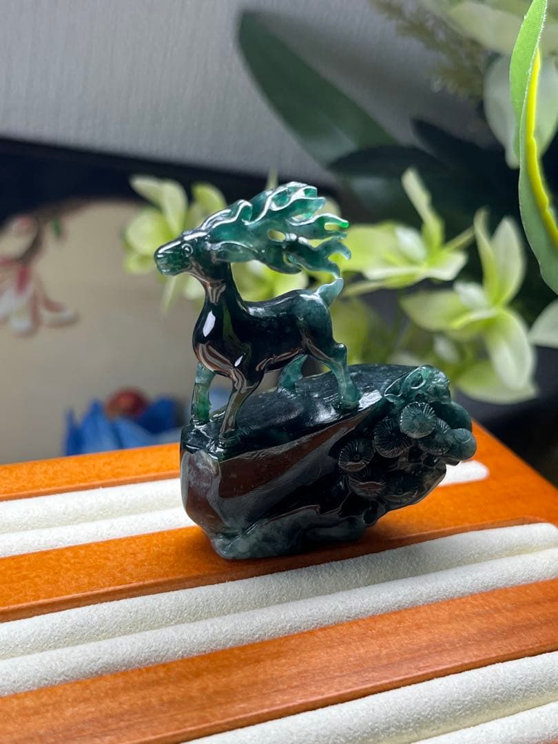 コレクション品❣️新入荷❣️天然A貨翡翠　原石刻み精巧なエゾシカ　鑑定書付き