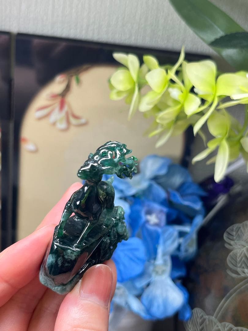 コレクション品❣️新入荷❣️天然A貨翡翠　原石刻み精巧なエゾシカ　鑑定書付き