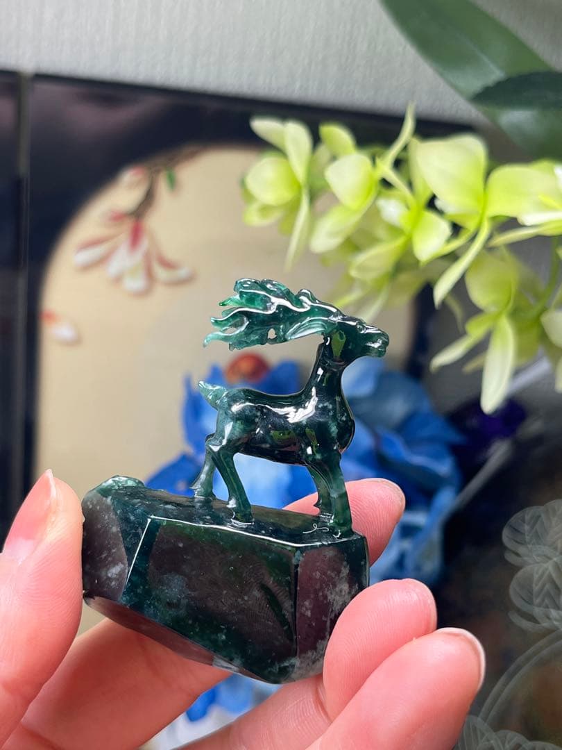 コレクション品❣️新入荷❣️天然A貨翡翠　原石刻み精巧なエゾシカ　鑑定書付き