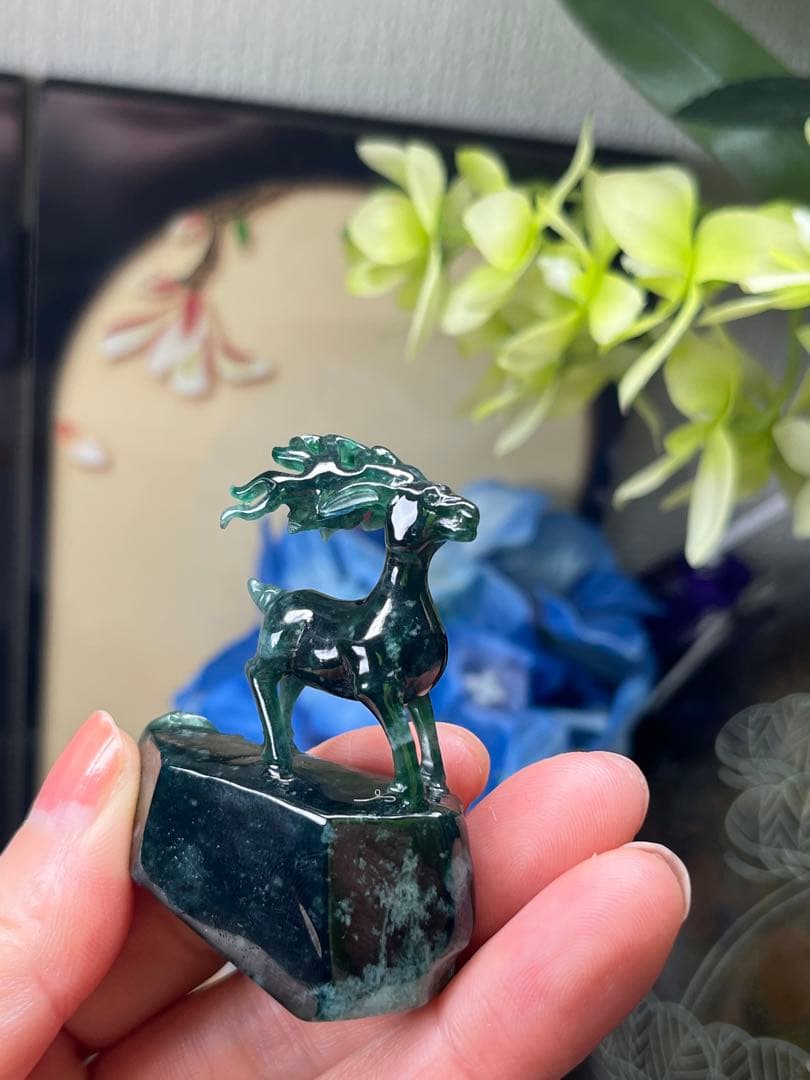 コレクション品❣️新入荷❣️天然A貨翡翠　原石刻み精巧なエゾシカ　鑑定書付き