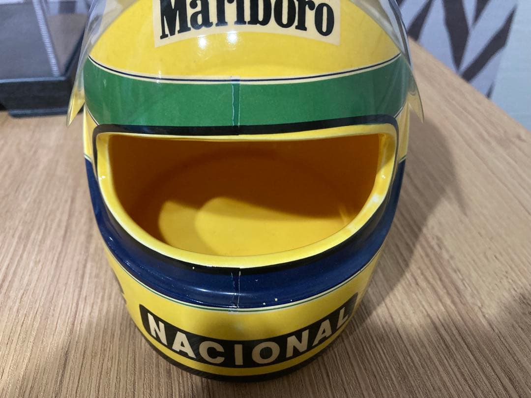 ケース付き　アイルトン・セナ　陶器製ヘルメット置物　灰皿