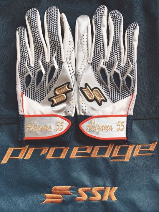 超貴重‼️新品未使用　広島東洋カープ　秋山翔吾選手　バッティング手袋