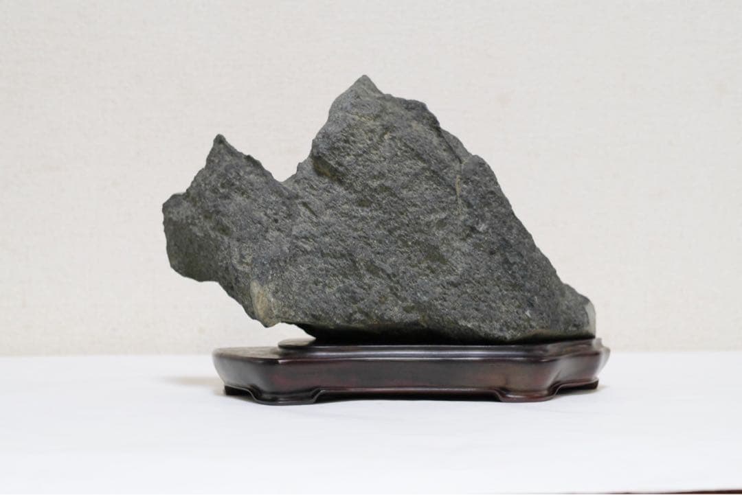 福岡県　千仏石　紫檀台座、箱付き　鑑賞用石　水石　天然石