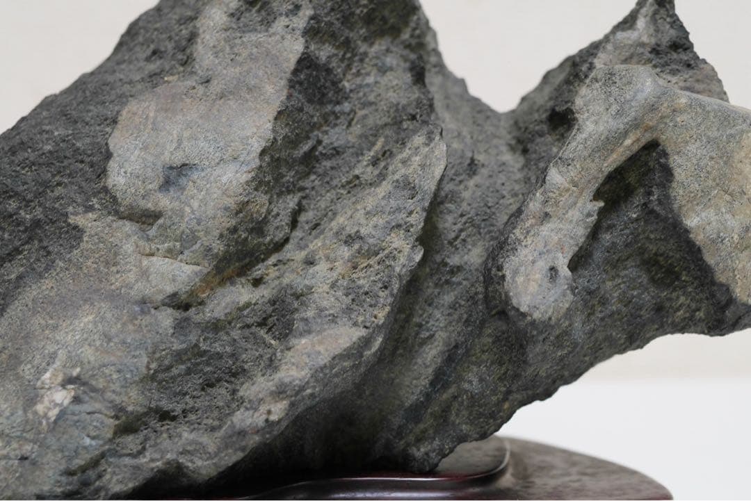 福岡県　千仏石　紫檀台座、箱付き　鑑賞用石　水石　天然石