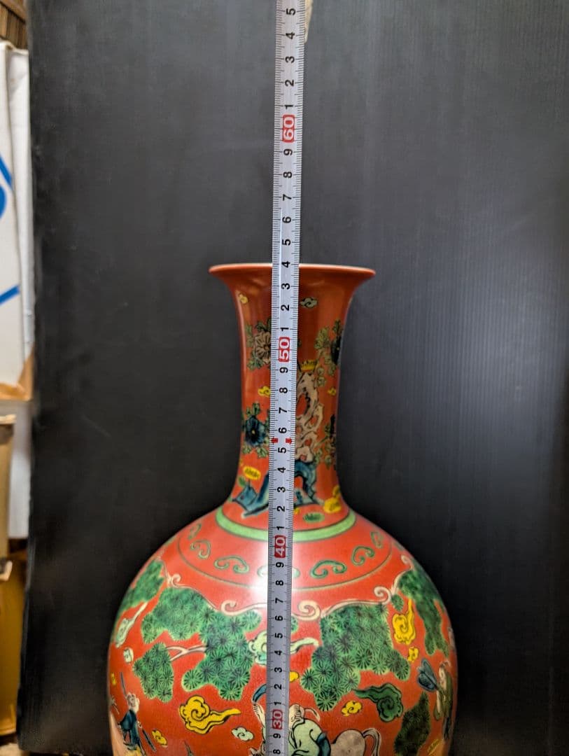 九谷焼赤絵人物図赤地の装飾花瓶 高さ65cm