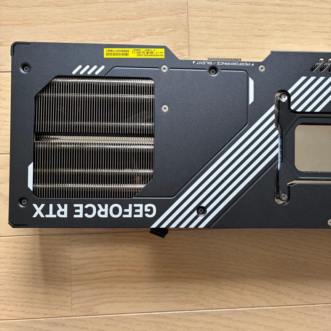 gigabyte グラボ 5090 ヒートシンク　3連ファン　バックプレート