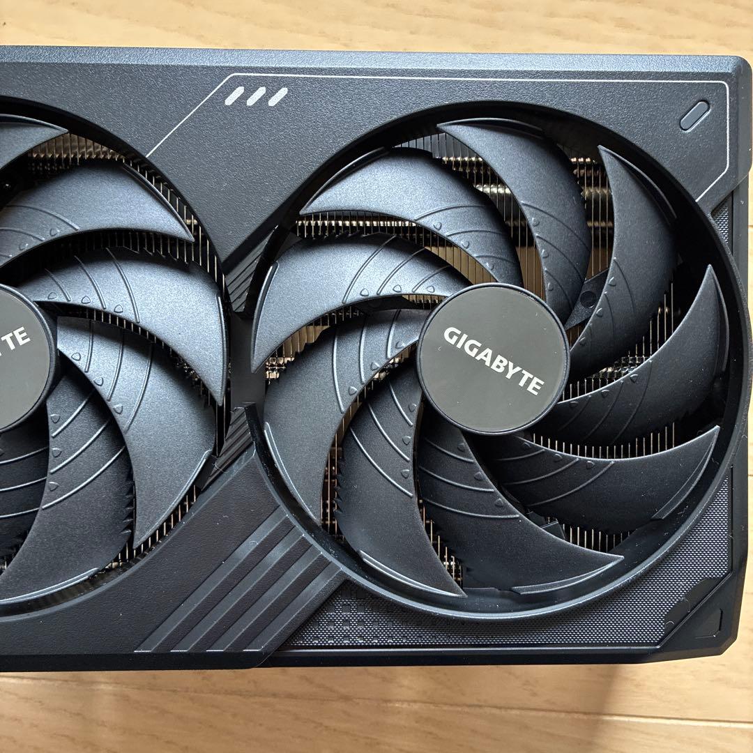 gigabyte グラボ 5090 ヒートシンク　3連ファン　バックプレート