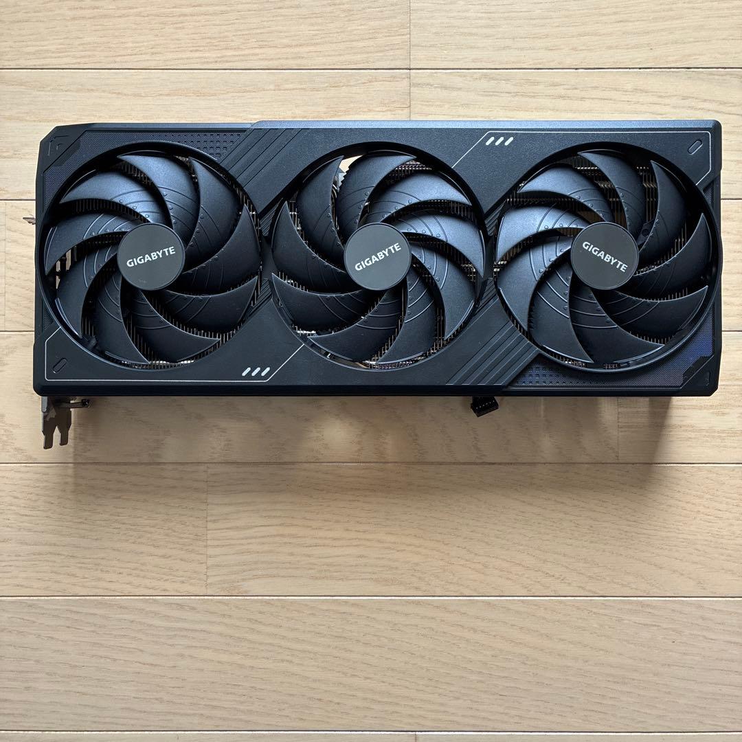 gigabyte グラボ 5090 ヒートシンク　3連ファン　バックプレート