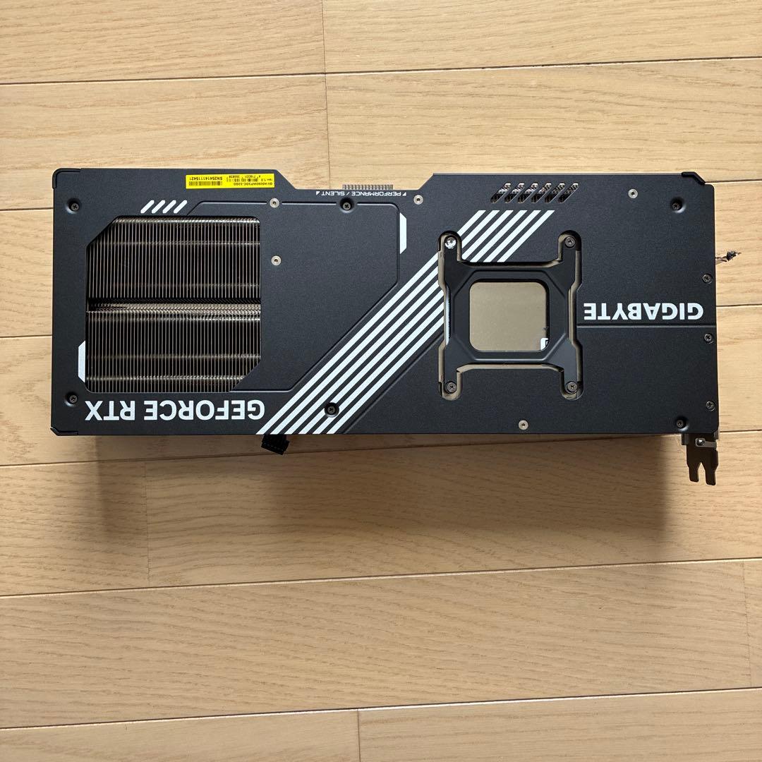 gigabyte グラボ 5090 ヒートシンク　3連ファン　バックプレート