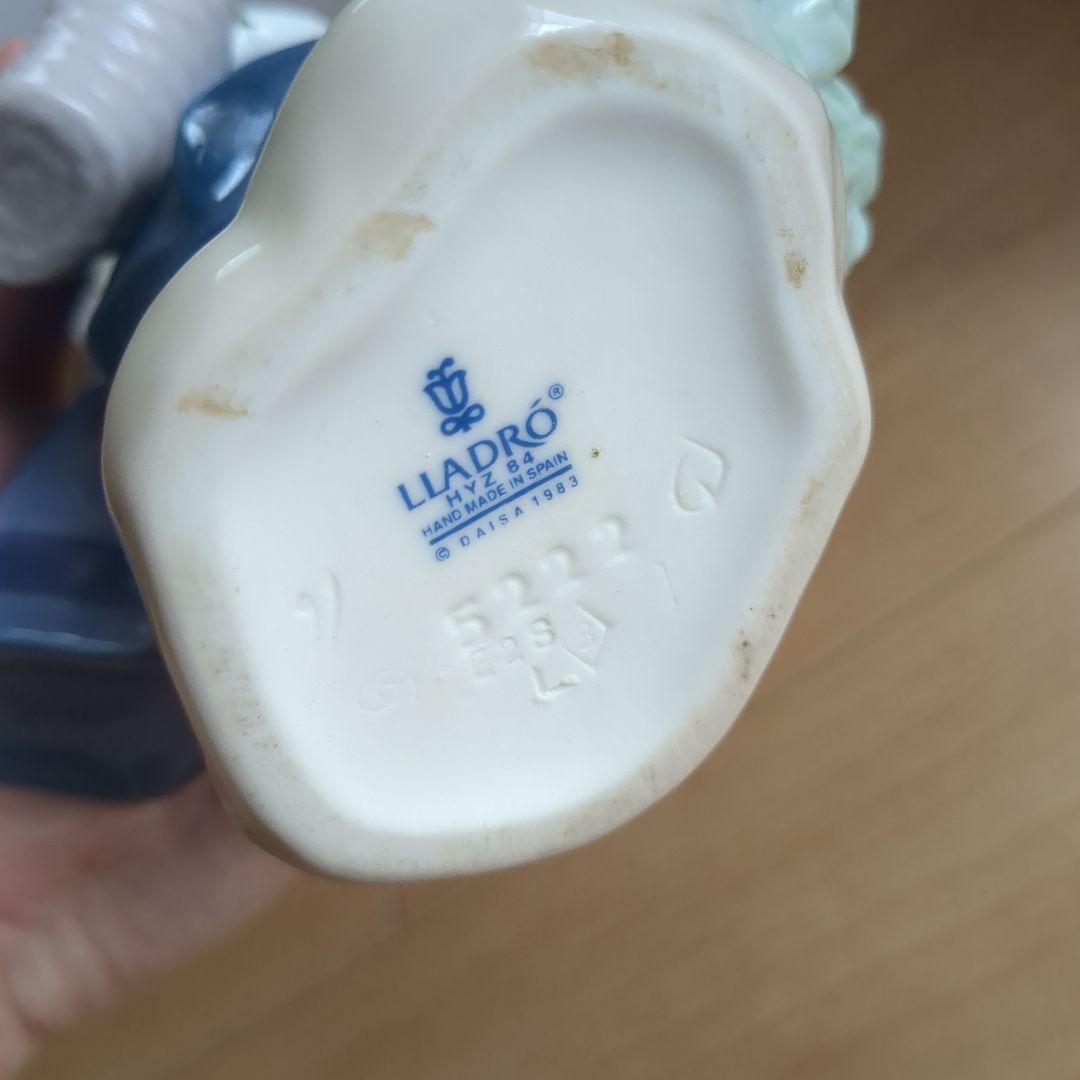 リヤドロ　綺麗な花を持った少女