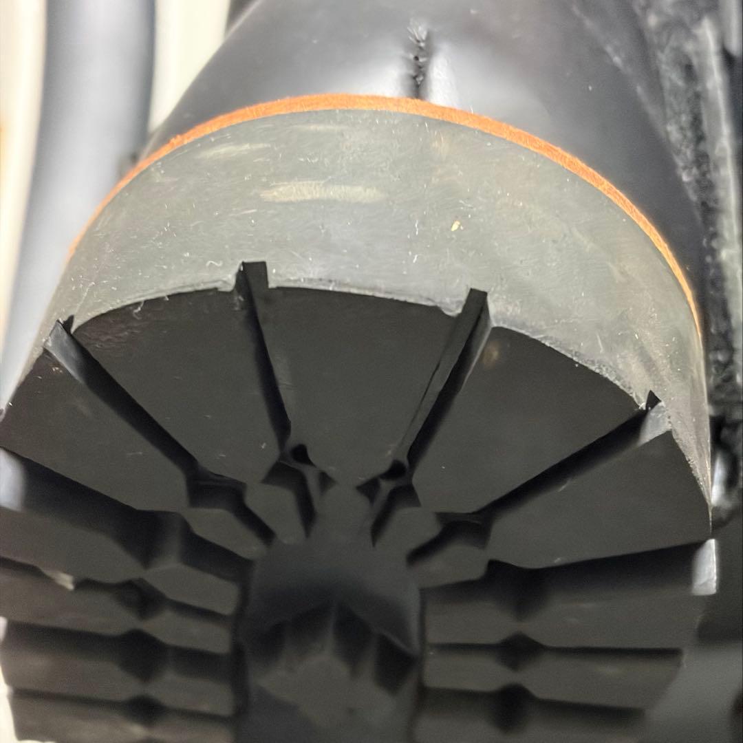 レザー製バックル付きブーツ